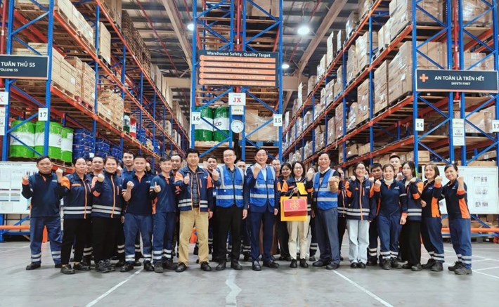 베트남 해운 총공사 노동조합 지도부가 Yusen logistics 베트남 유한회사 노동자들을 격려하고 있습니다. 사진: 베트남 해운 총공사 노동조합