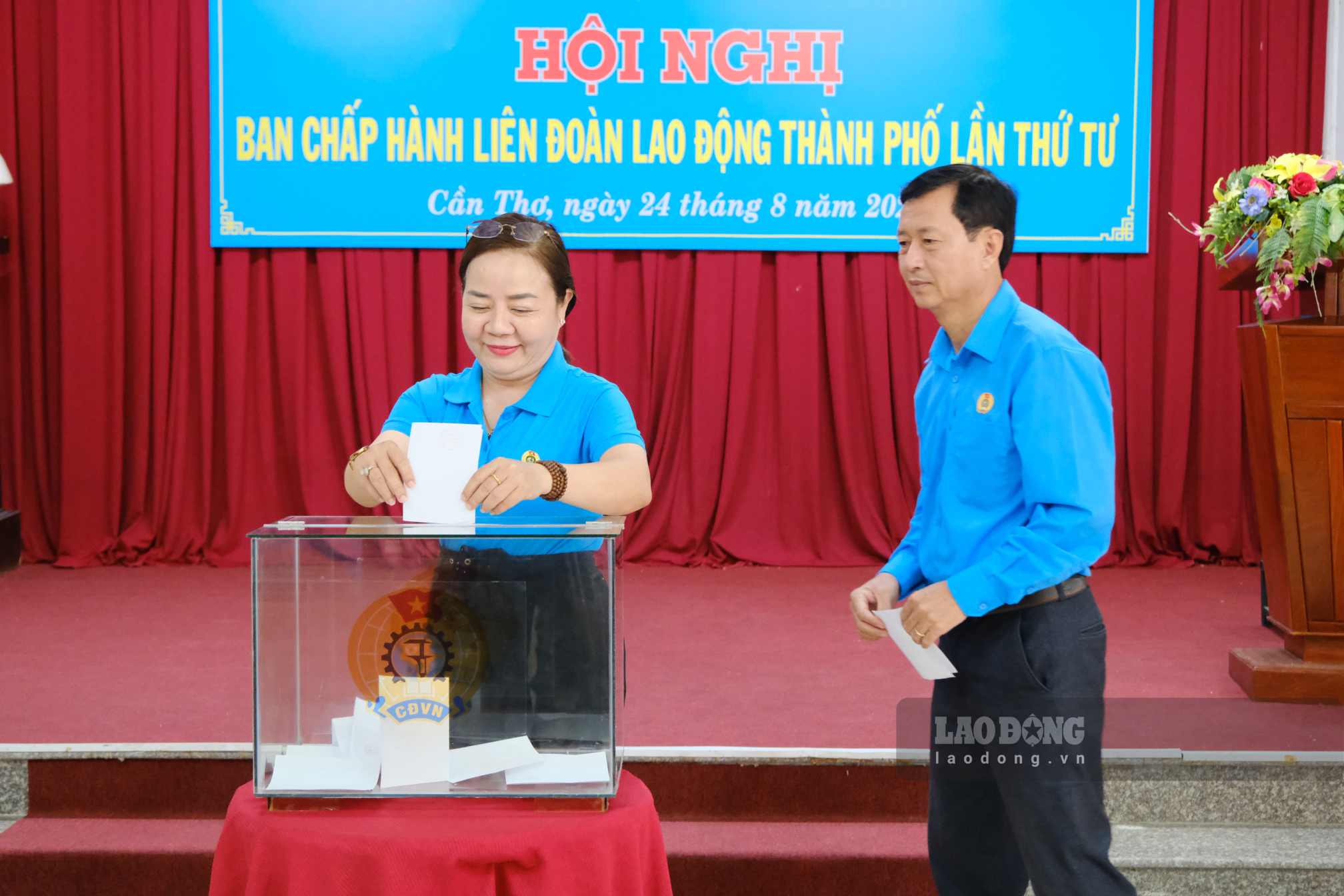 Các đại biểu tiến hành bỏ phiếu. Ảnh: Mỹ Ly