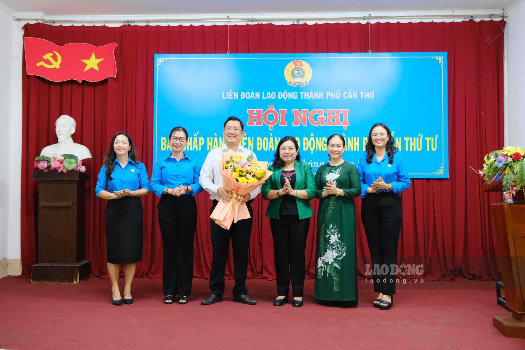 Ông Lâm Văn Tân (áo trắng) được bầu vào Ban Chấp hành, Ban Thường vụ và giữ chức Phó Chủ tịch LĐLĐ TP Cần Thơ khóa I, nhiệm kỳ 2025-2030. Ảnh: Mỹ Ly