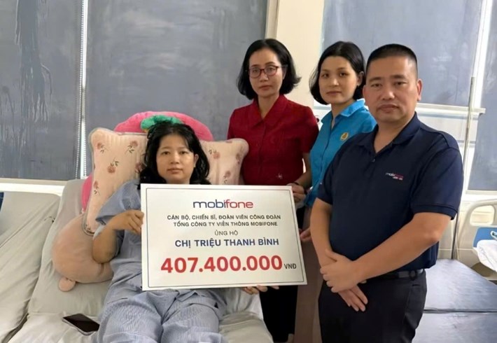 MobiFone电信总公司工会和MobiFone增值服务股份公司工会向患有重病的困难会员提供援助。图片:MobiFone工会