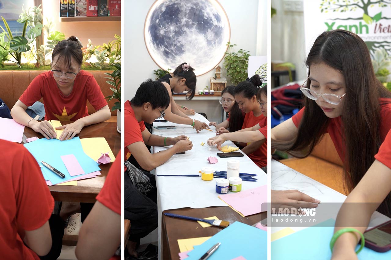 Các tình nguyện viên Cộng đồng Xanh Việt Nam tại Hà Nội đang chuẩn bị các công tác tuyên truyền cho chiến dịch Clean up lần thứ 8, dự kiến diễn ra vào tháng 9. Ảnh: Linh Anh