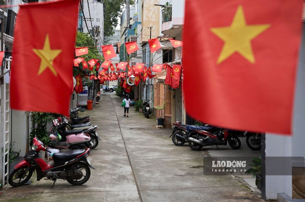 Không gian nhiều khu dân cư tại trung tâm thành phố được điểm xuyết bởi cờ Tổ quốc. Ảnh: Anh Tú