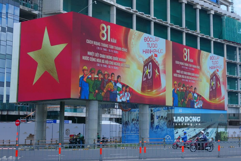 Các tuyến đường trung tâm như Lê Lợi, Đồng Khởi, Lê Thánh Tôn, Nguyễn Thị Minh Khai, Nguyễn Bỉnh Khiêm... nổi bật với sắc đỏ của banner chào mừng Quốc khánh 2.9. Ảnh: Thái Bảo