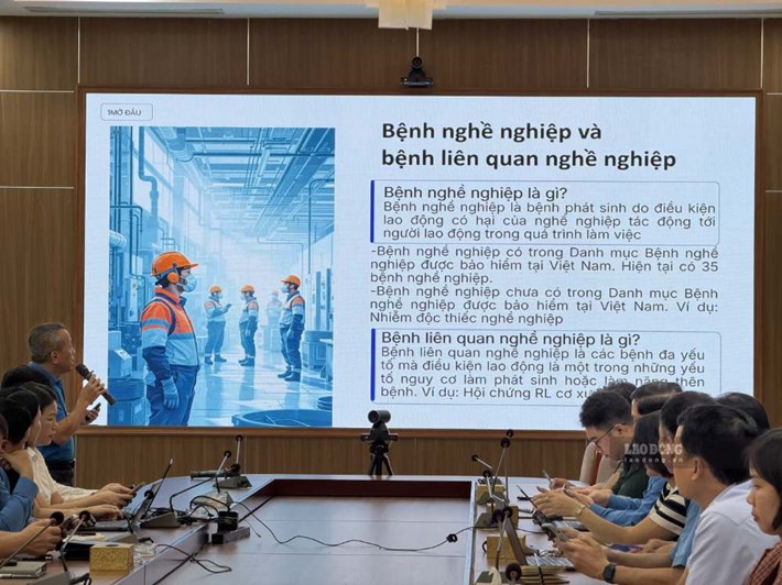 近400名工会干部接受了越南总工会关于职业技能发展和劳动安全卫生政策的最新知识。 摄影:乔武