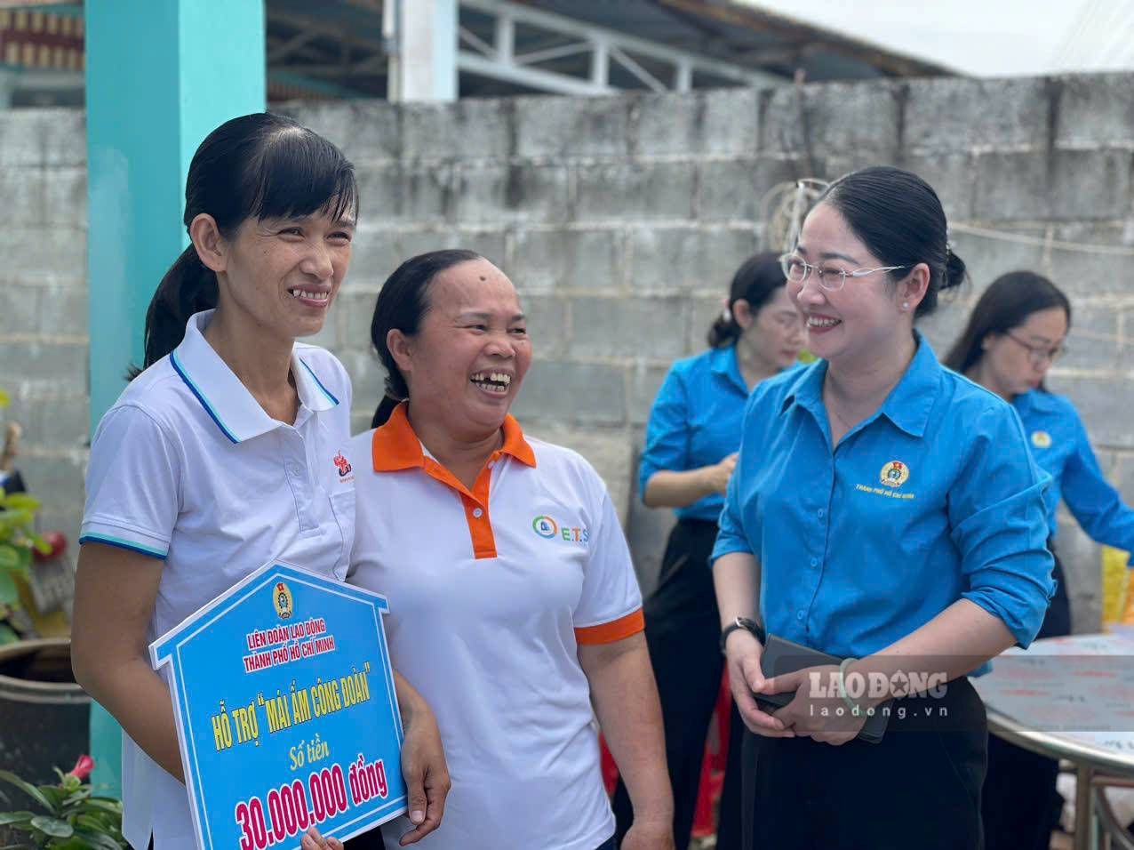Nữ công nhân vui mừng nhận sự hỗ trợ từ Công đoàn. Ảnh: Đình Trọng