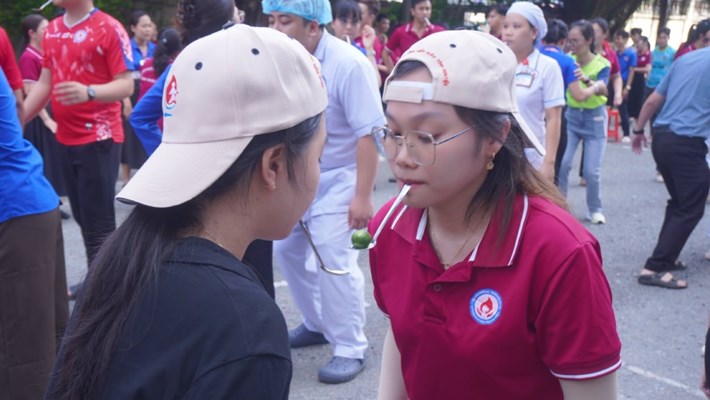Đoàn viên Bệnh viện Huyết học - Truyền máu TP Cần Thơ tham gia trò chơi dân gian. Ảnh: Bệnh viện Huyết học - Truyền máu TP Cần Thơ.
