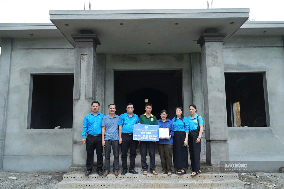 Trao hỗ trợ 50 triệu đồng từ Quỹ “Mái ấm Công đoàn” giúp gia đình đoàn viên Nguyễn Tiến Cường xây dựng nhà ở mới. Ảnh: Thu Phương