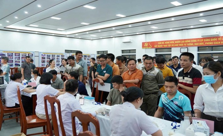 Khám sức khỏe cho người lao động của Công ty CP Cảng Quốc tế Lào - Việt. Ảnh: Hoàng Anh