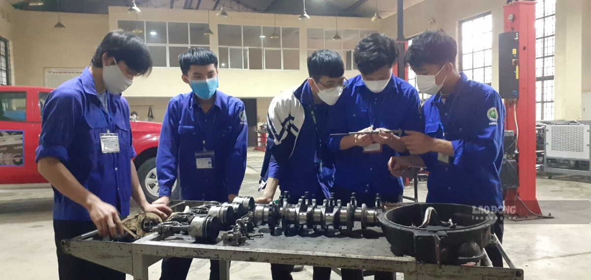 Sinh viên Trường Đại học Công nghệ Kỹ thuật Vinh trong giờ thực hành. Ảnh: Duy Chương