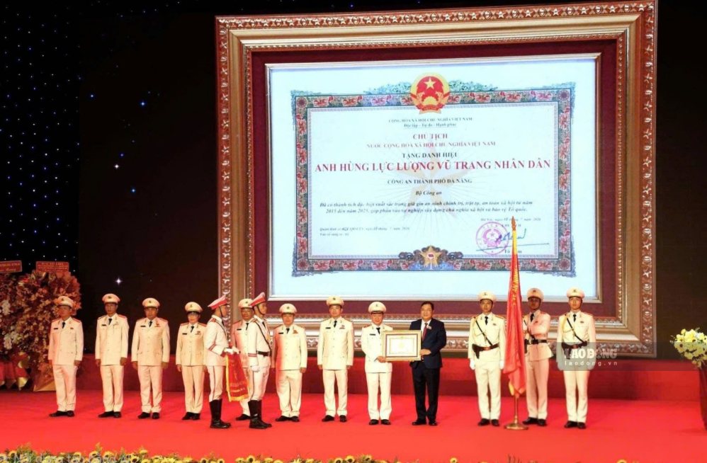 Công an Đà Nẵng nhận danh hiệu Anh hùng LLVTND. Ảnh: Hoàng Bin