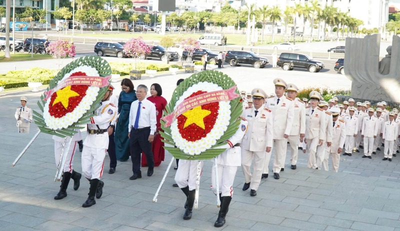 Công an Đà Nẵng dâng hoa tưởng nhớ tại Đài Tưởng niệm Anh hùng Liệt sỹ thành phố, trước lễ đón nhận danh hiệu Anh hùng LLVTND. Ảnh: Công an Đà Nẵng