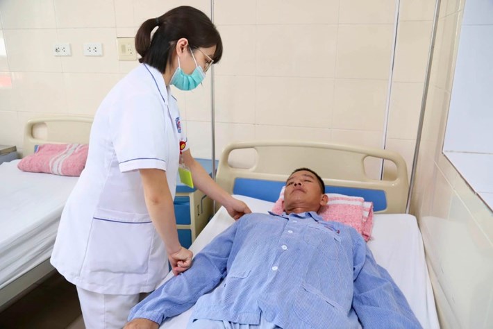 Bệnh nhân Phạm Văn Mạch đang điều trị ung thư vòm họng tại Bệnh viện K. Ảnh: BVCC