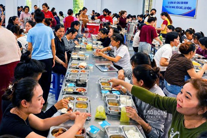 576 đoàn viên, công nhân lao động Công ty Cổ phần May Hoài Hương tham gia "Bữa cơm Công đoàn". Ảnh: Huy Trang
