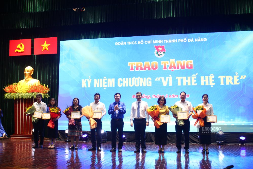 Trao tặng kỷ niệm chương “vì thế hệ trẻ” tại chương trình. Ảnh: Thanh Huyền