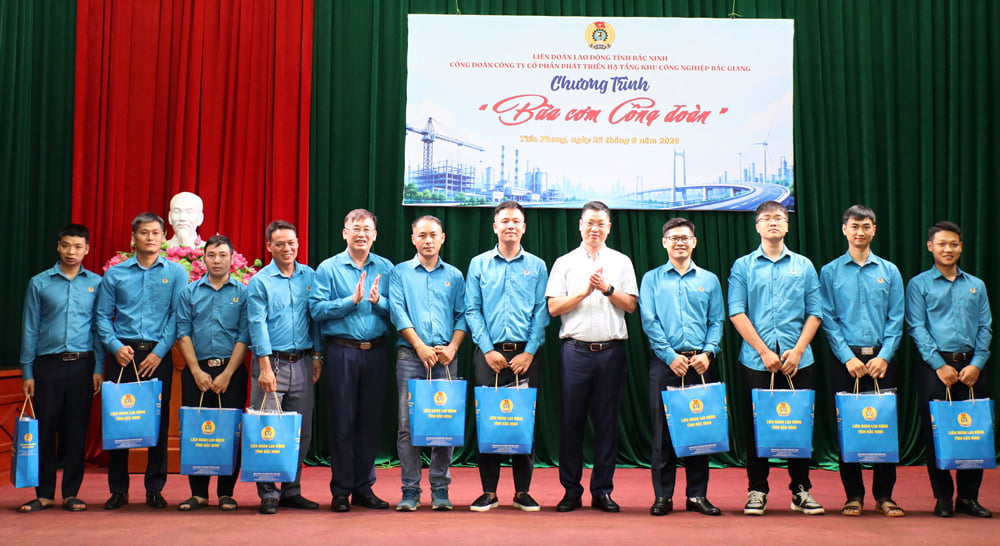 Dịp này, Liên đoàn Lao động tỉnh trao 30 suất quà cho đoàn viên, công nhân lao động Công ty cổ phần Phát triển hạ tầng Khu công nghiệp Bắc Giang.  