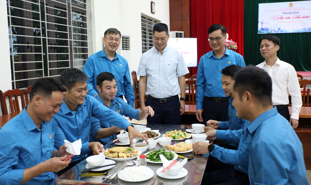 Công đoàn và Công ty cổ phần Phát triển hạ tầng Khu công nghiệp Bắc Giang tổ chức chương trình Bữa cơm Công đoàn, hỗ trợ 58 đoàn viên suất ăn cải thiện với giá trị tăng thêm 250 nghìn đồng/suất; trong đó doanh nghiệp hỗ trợ 200 nghìn đồng, công đoàn hỗ trợ 50 nghìn đồng. Ảnh: Liên đoàn Lao động tỉnh cung cấp.