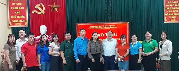 Công đoàn phường Đông Ngạc phối hợp tặng quà và hỗ trợ xây, sửa nhà Đại đoàn kết tại Tuyên Quang nhân kỉ niệm Quốc khánh 2.9. Ảnh: Công đoàn phường
