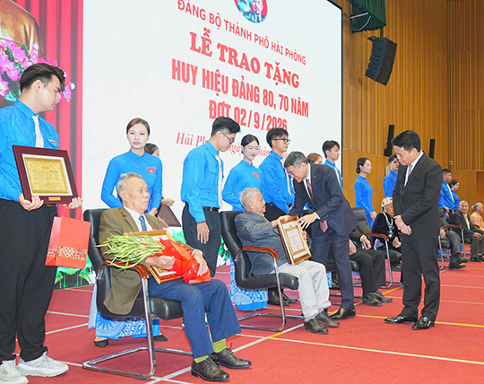 Thủ tướng Chính phủ Lê Minh Hưng trao Huy hiệu Đảng cho các đồng chí đảng viên lão thành. Ảnh: Cổng TTĐT Hải Phòng