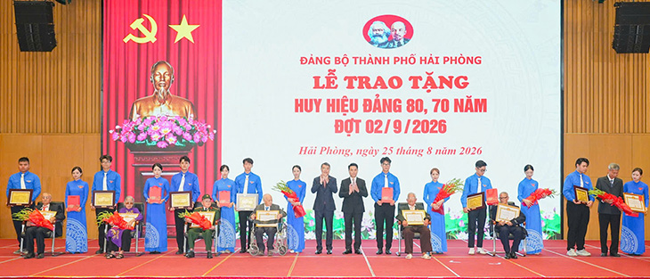 Thủ tướng Chính phủ Lê Minh Hưng trao Huy hiệu Đảng, Bí thư Thành ủy Lê Ngọc Châu tặng hoa cho các đồng chí đảng viên lão thành. Ảnh: Cổng TTĐT Hải Phòng