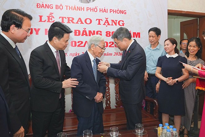 Thủ tướng Chính phủ trao Huy hiệu Đảng cho cán bộ lão thành ở Hải Phòng