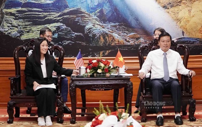Đại sứ Mỹ Jennifer Wicks thăm và làm việc tại Quảng Trị. Ảnh: Tân Hướng