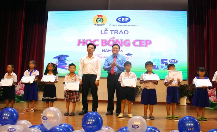 LĐLĐ tỉnh An Giang và Tổ chức Tài chính vi mô CEP trao học bổng, quà học tập trước thềm năm học mới cho con của NLĐ. Ảnh: Lục Tùng