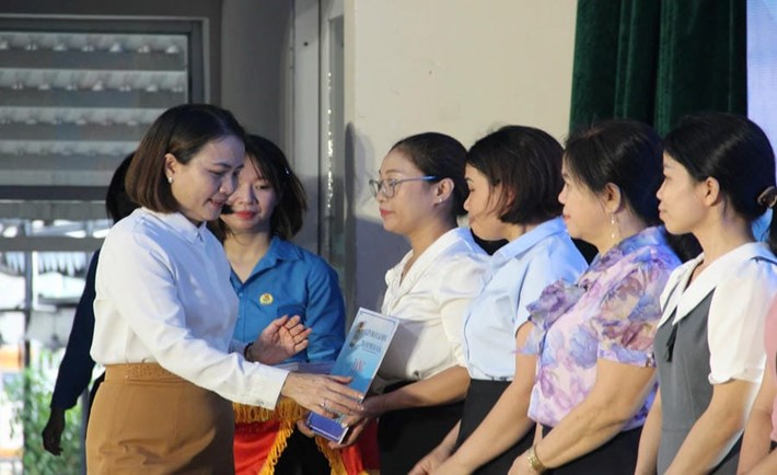 Lãnh đạo LĐLĐ thành phố Đà Nẵng trao tặng Mái ấm Công đoàn cho đoàn viên. Ảnh: Công đoàn Đà Nẵng cung cấp