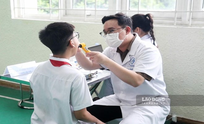 Khám sức khỏe học sinh, bác sĩ khuyến cáo cách bảo vệ mắt, răng miệng cho trẻ