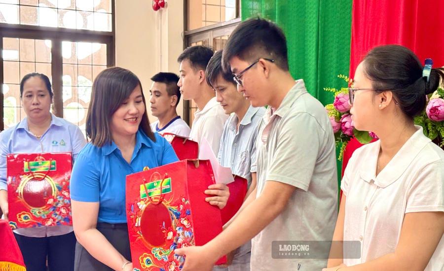 Công đoàn sẻ chia với gia đình công nhân có công
