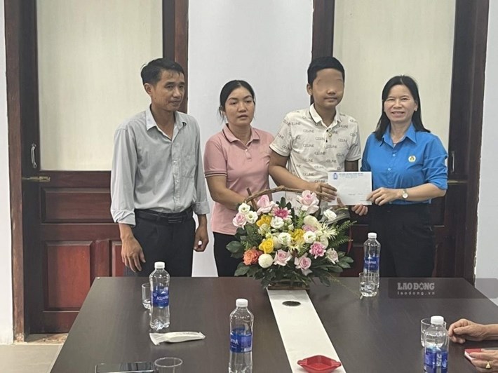Công đoàn tiếp sức cho em Trọng và gia đình vượt qua khó khăn. Ảnh: Công đoàn phường Thống Nhất
