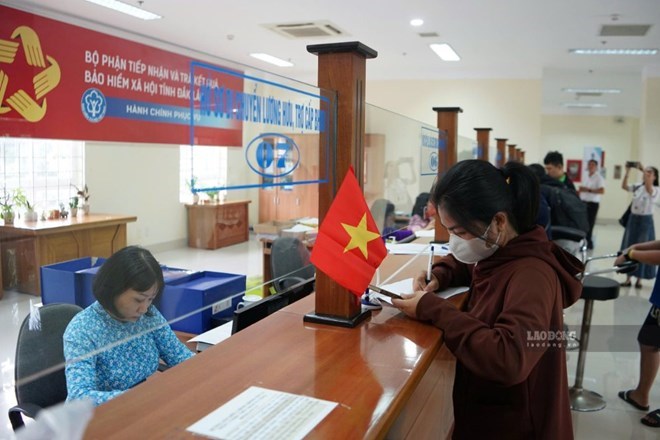 Người dân tỉnh Đắk Lắk được hỗ trợ giải quyết làm thủ tục hành chính, bảo hiểm xã hội. Ảnh: Kim Bảo
