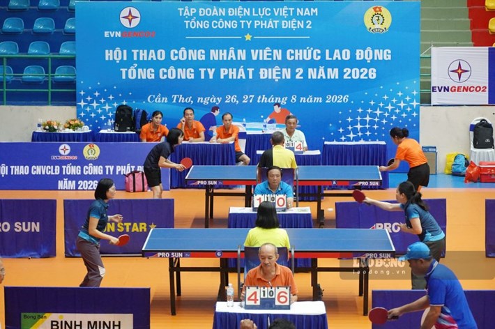 Athletes participating in table tennis at the Sports Festival. Photo: Ta Quang