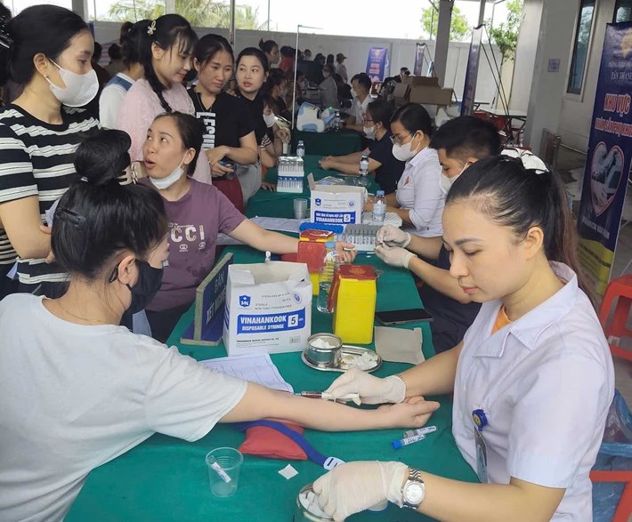 Công đoàn Công ty May Sumec Việt Nam tổ chức khám sức khoẻ định kỳ cho người lao động. Ảnh: Công đoàn Nghệ An