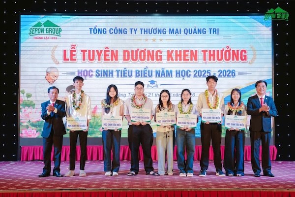 Học sinh là con đoàn viên, người lao động đạt thành tích xuất sắc được tuyên dương, khen thưởng. Ảnh: Công đoàn Quảng Trị