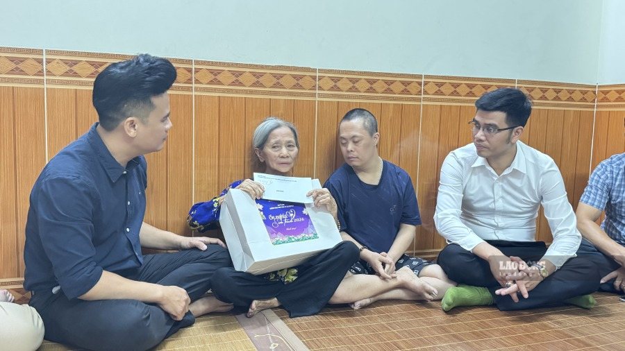 Đạo diễn Mai Thanh Tùng (áo xanh ngoài cùng bên trái) - Tổng đạo diễn chương trình “Ơn nghĩa sinh thành” và chính quyền địa phương phường Yên Nghĩa tới thăm hỏi động viên gia đình bà Lý. Ảnh: Thùy Linh