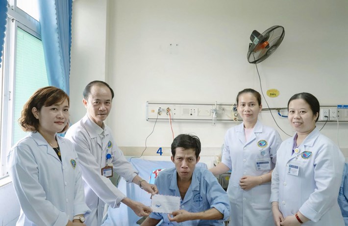 Công đoàn Bệnh viện Việt - Hàn Đà Nẵng tổ chức đoàn thăm hỏi, động viên và trao 4 triệu đồng hỗ trợ 2 mẹ con có hoàn cảnh đặc biệt khó khăn. Ảnh: Công đoàn Đà Nẵng