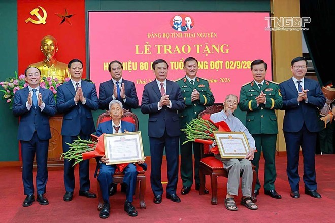 Đại tướng Phan Văn Giang - Ủy viên Bộ Chính trị, Phó Thủ tướng Chính phủ, Bộ trưởng Bộ Quốc phòng trao tặng Huy hiệu 80 năm tuổi Đảng cho các đảng viên trên địa bàn tỉnh Thái Nguyên. Ảnh: Cổng thông tin Thái Nguyên.