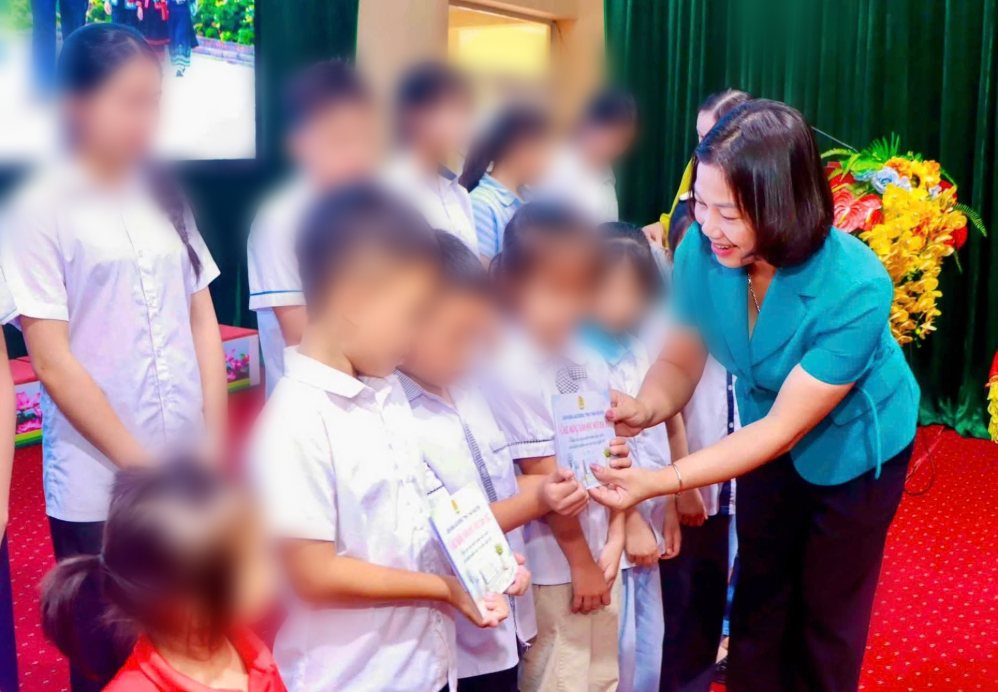 Liên đoàn Lao động Thái Nguyên trao quà cho con em đoàn viên