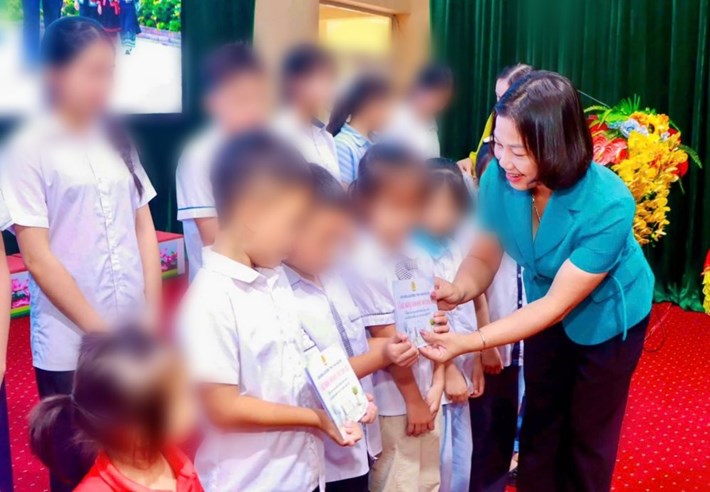 40 suất quà đã được LĐLĐ Thái Nguyên trao tặng tới con em đoàn viên, NLĐ có hoàn cảnh khó khăn nhân dịp năm học mới. Ảnh: Công đoàn Thái Nguyên