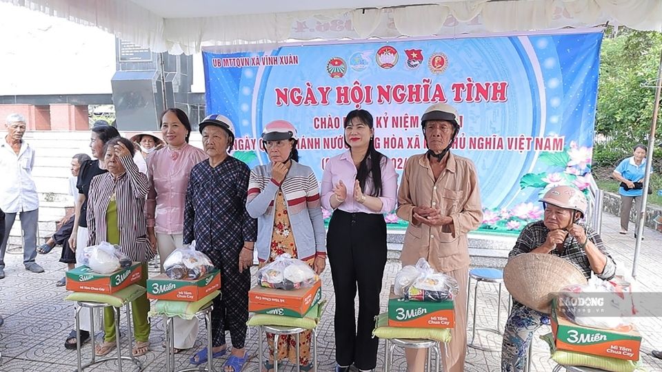 “Phiên chợ 0 đồng” tại xã Vĩnh Xuân trao quà cho 200 hoàn cảnh khó khăn