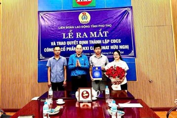 Lễ ra mắt Công đoàn cơ sở Công ty CP Canxi Cacbonat Hữu Nghị. Ảnh: Công đoàn Phú Thọ
