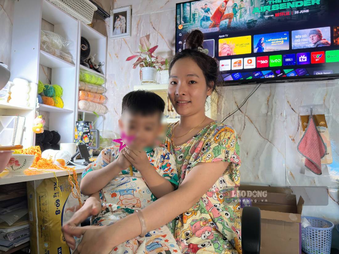 Từ khi sinh con, lao động nữ có xu hướng tìm nơi làm việc thuận tiện theo giờ đón con tại nhóm trẻ. Ảnh: Mai Anh. 
