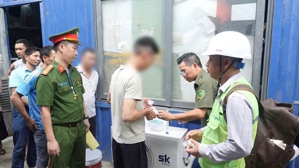 Nearly 1,700 workers in Hanoi's dormitory areas undergo drug testing
