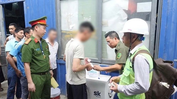 Gia Lam Commune Police coordinate forces to organize drug tests for workers and laborers working and temporarily residing at construction sites and shelters in the area. Photo: Hanoi Police