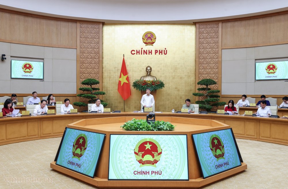 Theo Cục Thông tin và Truyền thông Chính phủ, chiều 26.8, Ủy viên Bộ Chính trị, Thủ tướng Chính phủ Lê Minh Hưng chủ trì phiên họp Chính phủ chuyên đề về xây dựng pháp luật (phiên thứ 2) tháng 8.2026 về 11 dự án luật. Các dự án luật gồm: (1) Luật Đấu thầu (sửa đổi); (2) Luật về văn bản quy phạm pháp luật; (3) Luật An ninh dữ liệu; (4) Luật Định danh và xác thực điện tử; (5) Luật An toàn thực phẩm (sửa đổi); (6) Luật Hiến, lấy, ghép mô, bộ phận cơ thể người và hiến, lấy xác (sửa đổi); (7) Luật Tài nguyên, môi trường biển và hải đảo (sửa đổi); (8) Luật sửa đổi, bổ sung một số điều của Luật Bảo vệ môi trường; (9) Luật Giao dịch hàng hóa phái sinh; (10) Luật Phát triển công nghiệp văn hóa; (11) Luật sửa đổi, bổ sung một số điều của Luật Sở hữu trí tuệ. Với dự án Luật An ninh dữ liệu, Thủ tướng lưu ý cần tránh gây lúng túng khi một dữ liệu đồng thời thuộc nhiều tiêu chí phân loại, bảo đảm yêu cầu đối chiếu kỹ thuật giữa các hệ thống tiêu chí phục vụ mục đích quản lý khác nhau. Rà soát, giải trình đầy đủ về cơ chế kiểm soát chuyển dữ liệu xuyên biên giới theo cấp độ rủi ro, bảo đảm tương thích với các cam kết quốc tế; thống nhất điều kiện, thẩm quyền, thời hạn áp dụng biện pháp khẩn cấp có tính chất hạn chế quyền quản lý, sở hữu dữ liệu của tổ chức, cá nhân và quyền bảo vệ tính riêng tư về dữ liệu của cá nhân phải quy định đầy đủ ngay trong luật.