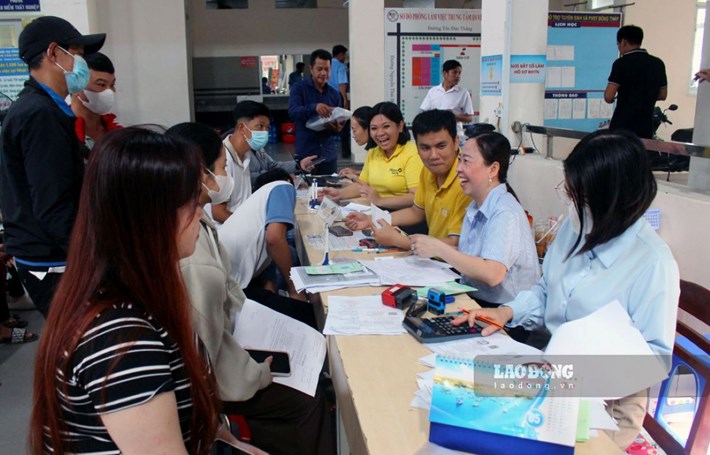 Employees of Dong Thap Provincial Employment Service Center warmly welcome and guide workers. Photo: Thanh Mai
