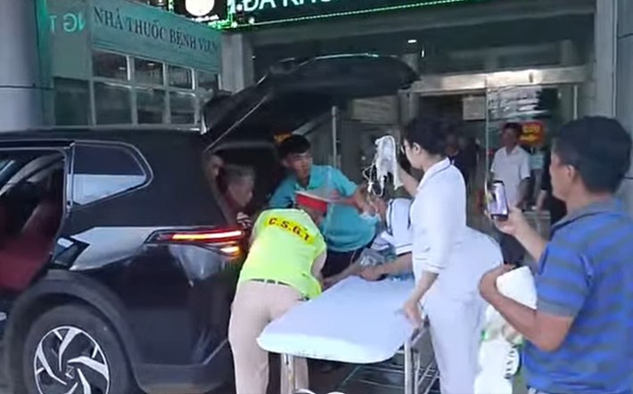 Dak Lak traffic police force paves the way to bring the critically ill 82-year-old patient to the hospital for timely emergency treatment. Photo: Dak Lak Police