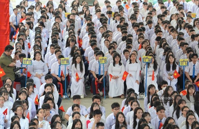 Miễn học phí giúp phụ huynh giảm một phần chi phí, nhưng nhiều khoản khác vẫn tạo áp lực vào đầu năm học. Ảnh: Chân Phúc