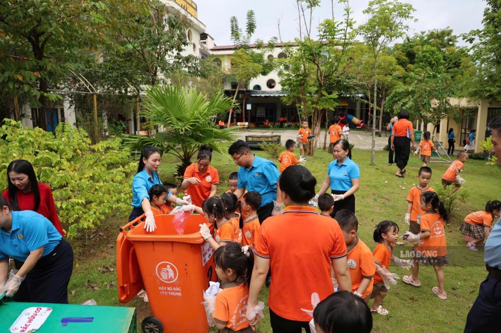 Học sinh tại phường Cam Đường được tập thói quen bảo vệ môi trường. Ảnh: Đinh Đại 
