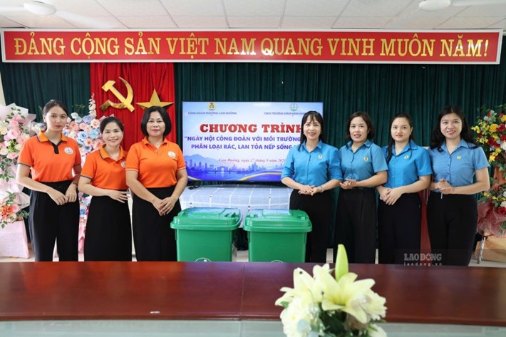Cam Duong Ward Trade Union hands over trash cans to schools in the area. Photo: Dinh Dai